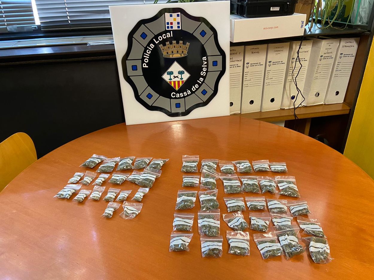La Policia Local de Cassà ha detingut dos persones amb 49 bosses de marihuana a punt per vendre