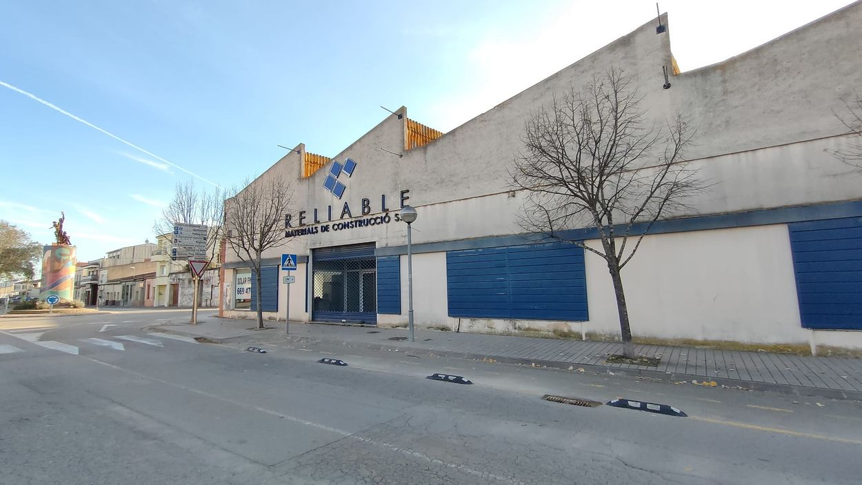 Comencen les obres denderrocament de lantiga fàbrica del Reliable de Cassà on shi farà un nou supermercat
