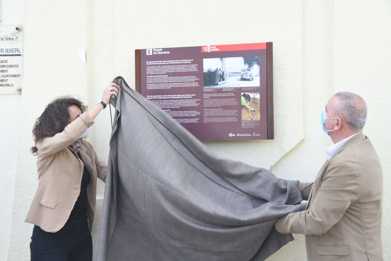 Memòria Democràtica recorda al soldat desconegut amb una placa al cementiri de Cassà de la Selva