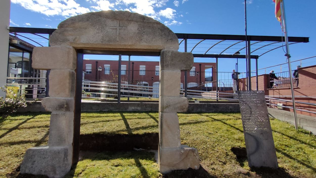 Reconstruccio i recuperacio de la portalada de l antic Hospital de Cassa de la Selva 