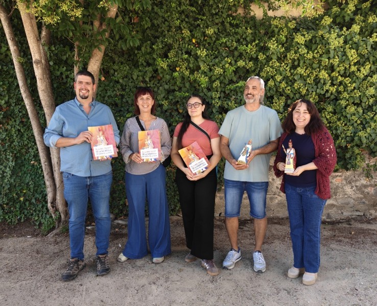 Els gegants de Cassà entren a les llars amb un àlbum de cromos i noves rèpliques