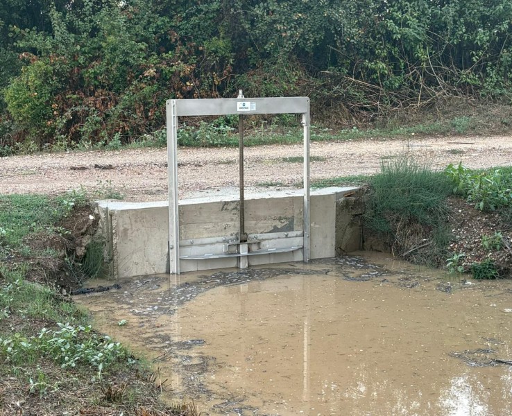 Nou sistema de comportes per afavorir la inundació temporal dels camps d’Esclet